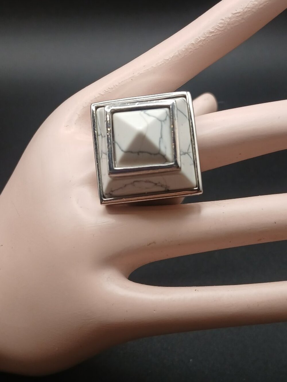 Vince Camuto Men's Signet Ring With White Howlite Silvertone Size 8 30gr